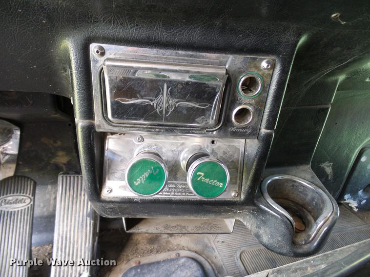 image for item DD5928 2002 Peterbilt 379 semi truck