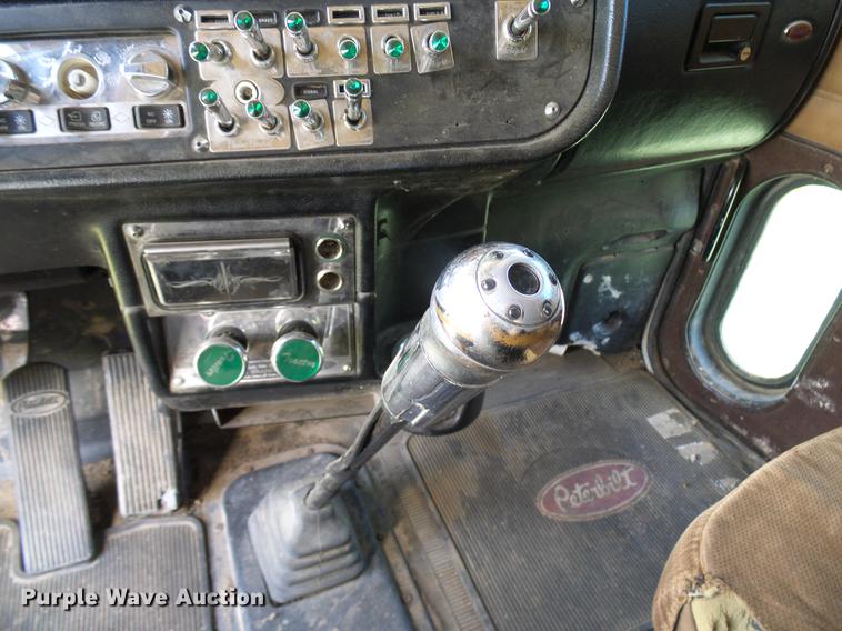 image for item DD5928 2002 Peterbilt 379 semi truck