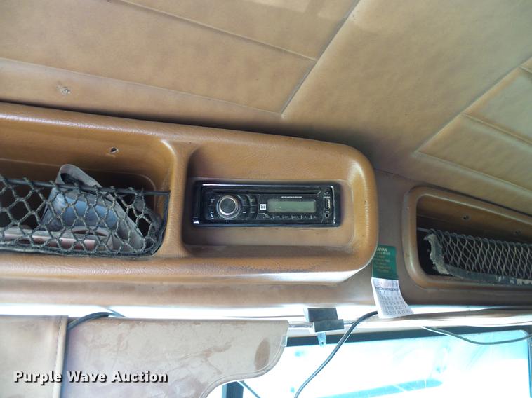 image for item DD5928 2002 Peterbilt 379 semi truck