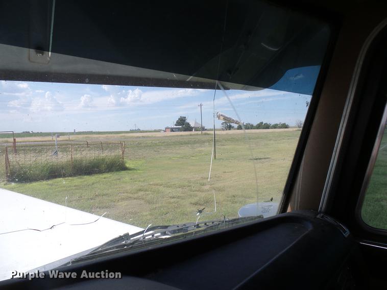 image for item DD5928 2002 Peterbilt 379 semi truck