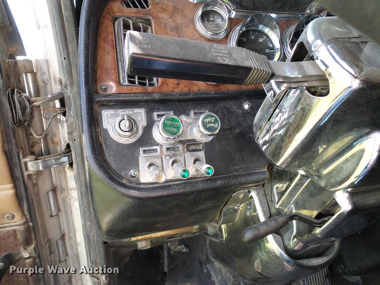 image for item DD5928 2002 Peterbilt 379 semi truck