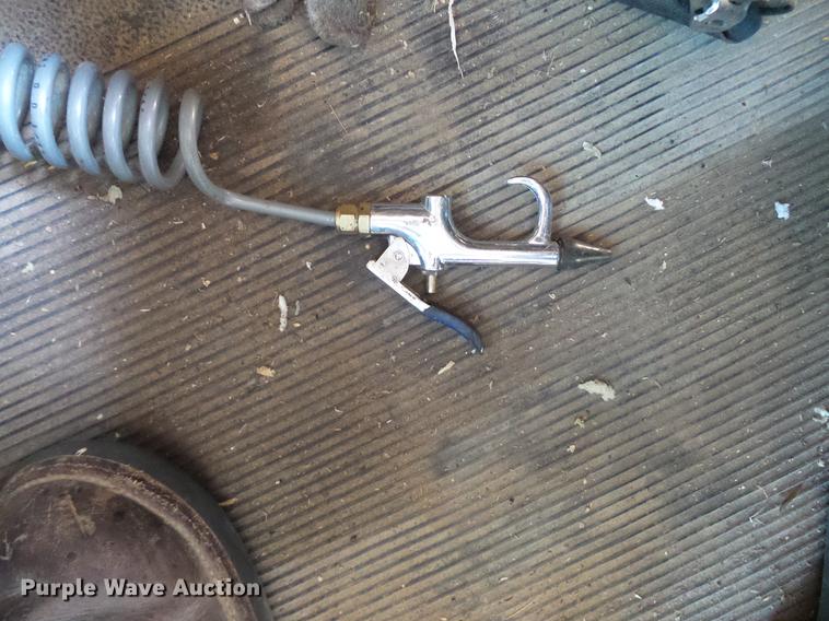 image for item DD5928 2002 Peterbilt 379 semi truck