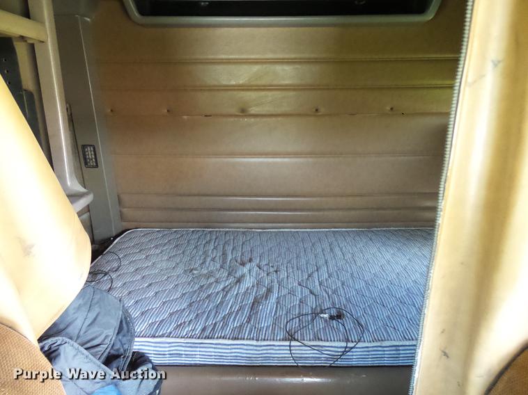 image for item DD5928 2002 Peterbilt 379 semi truck