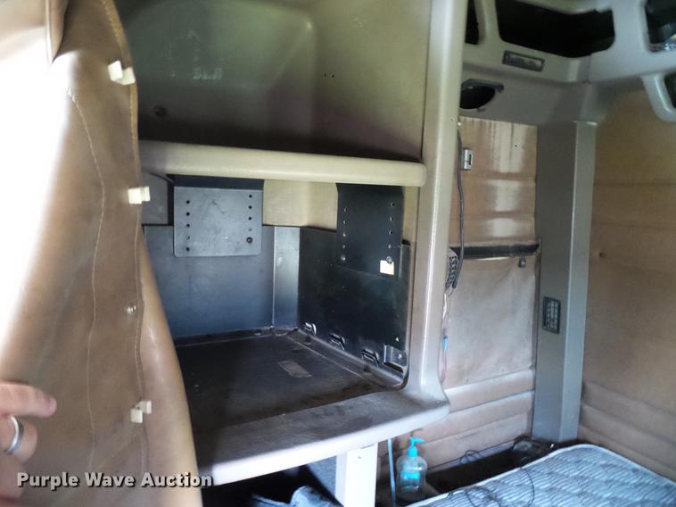 image for item DD5928 2002 Peterbilt 379 semi truck