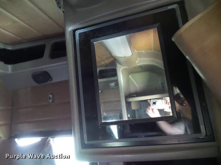 image for item DD5928 2002 Peterbilt 379 semi truck