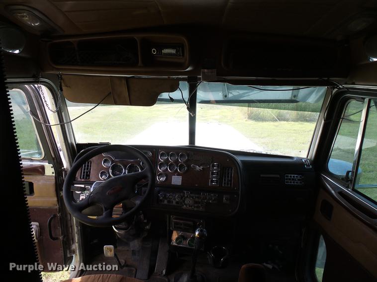image for item DD5928 2002 Peterbilt 379 semi truck