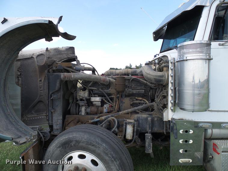 image for item DD5928 2002 Peterbilt 379 semi truck
