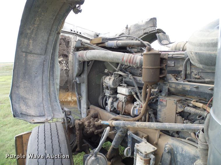 image for item DD5928 2002 Peterbilt 379 semi truck