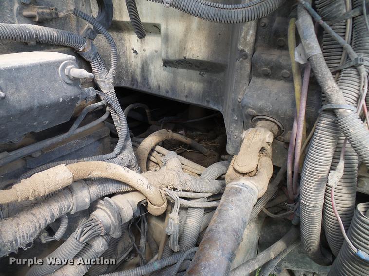 image for item DD5928 2002 Peterbilt 379 semi truck