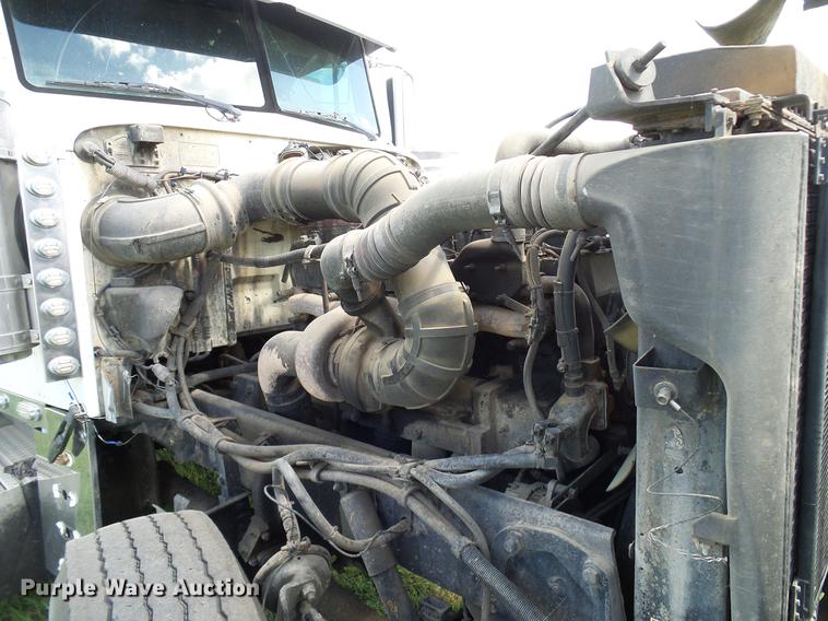 image for item DD5928 2002 Peterbilt 379 semi truck