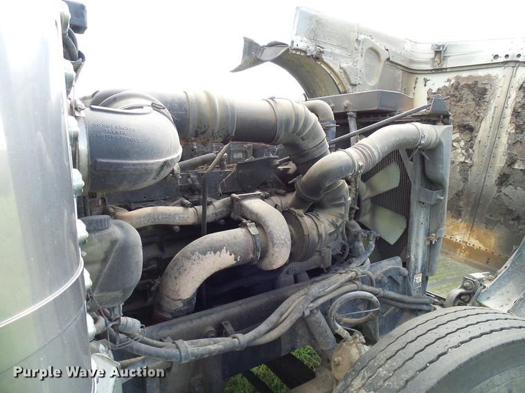 image for item DD5928 2002 Peterbilt 379 semi truck
