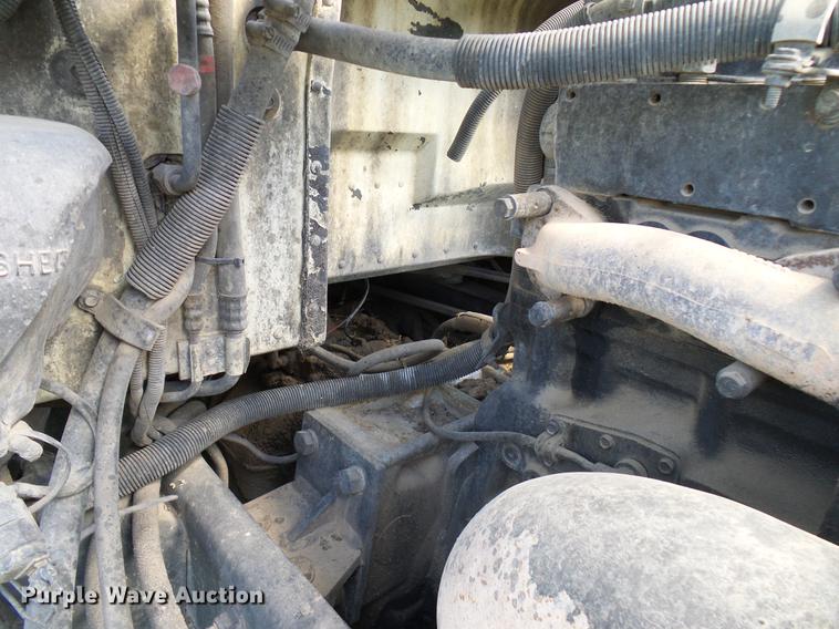 image for item DD5928 2002 Peterbilt 379 semi truck