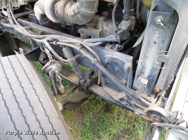 image for item DD5928 2002 Peterbilt 379 semi truck