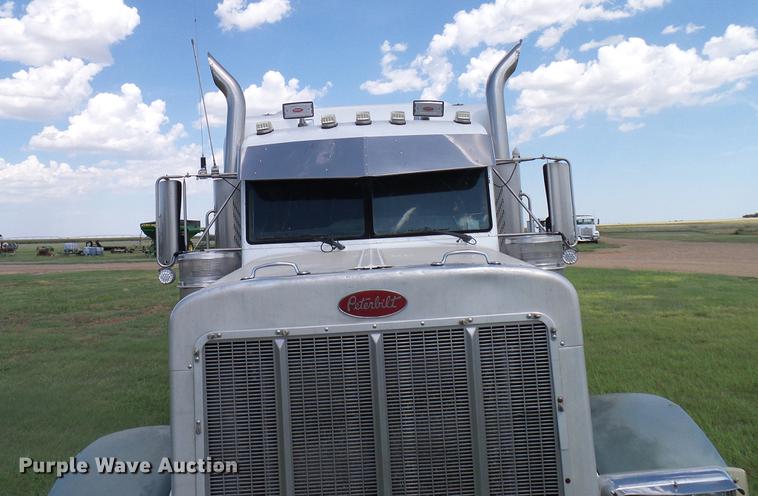 image for item DD5928 2002 Peterbilt 379 semi truck