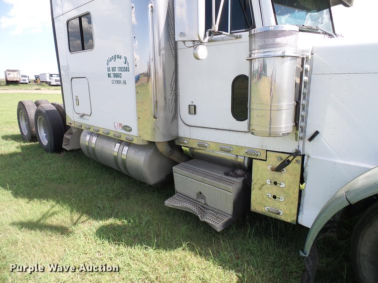 image for item DD5928 2002 Peterbilt 379 semi truck