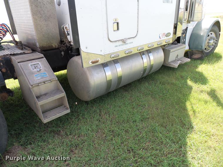 image for item DD5928 2002 Peterbilt 379 semi truck