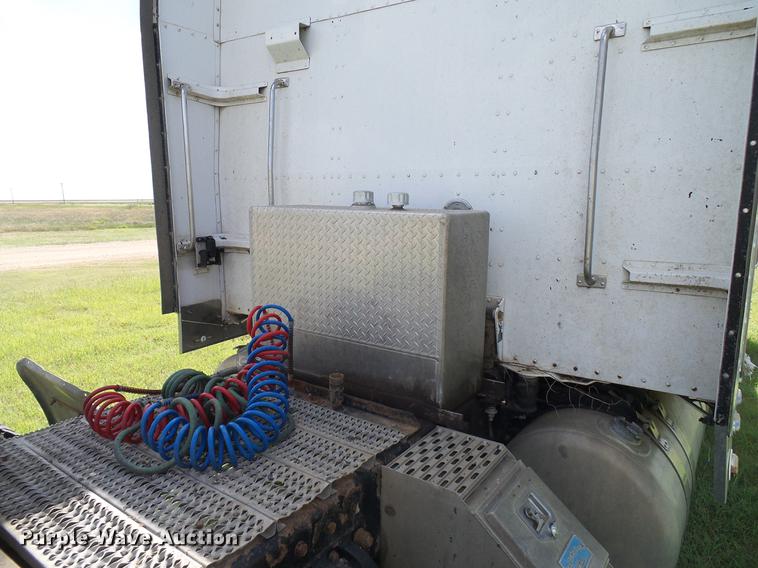 image for item DD5928 2002 Peterbilt 379 semi truck