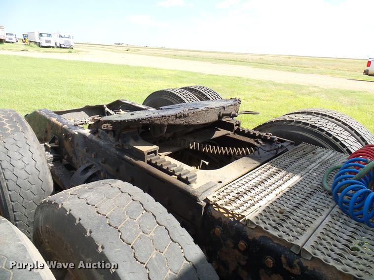 image for item DD5928 2002 Peterbilt 379 semi truck