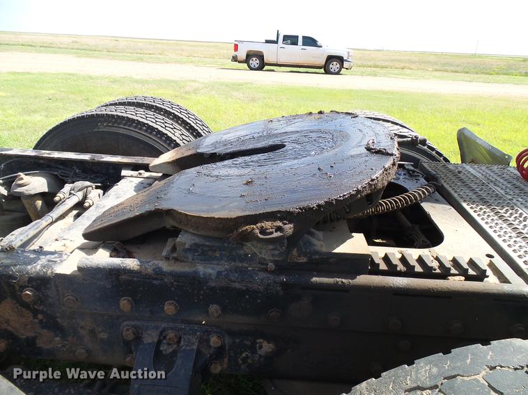 image for item DD5928 2002 Peterbilt 379 semi truck