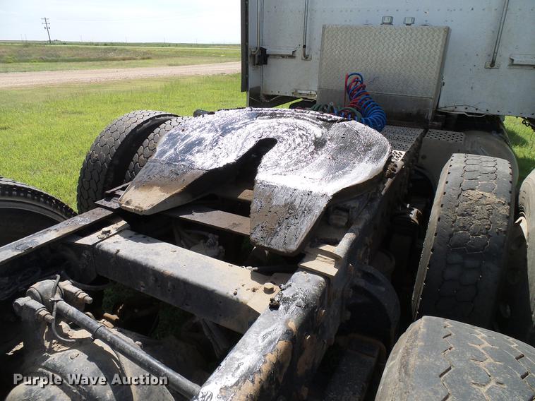 image for item DD5928 2002 Peterbilt 379 semi truck