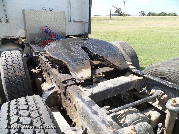 image for item DD5928 2002 Peterbilt 379 semi truck