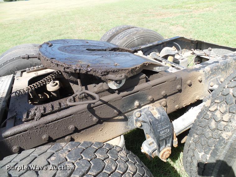 image for item DD5928 2002 Peterbilt 379 semi truck