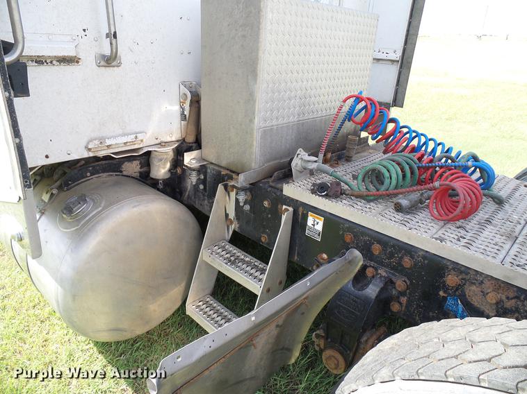 image for item DD5928 2002 Peterbilt 379 semi truck