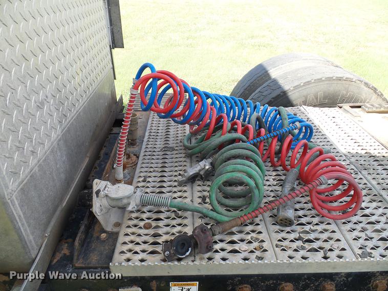 image for item DD5928 2002 Peterbilt 379 semi truck