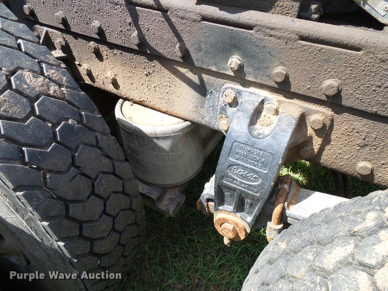 image for item DD5928 2002 Peterbilt 379 semi truck