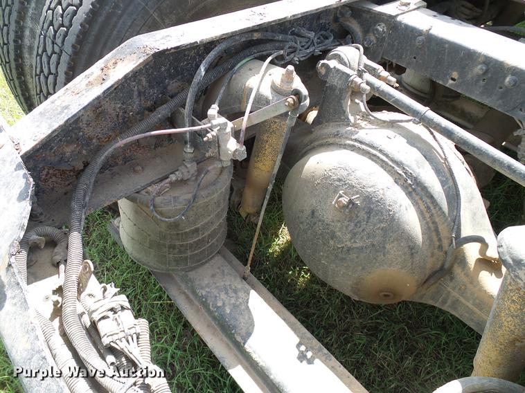 image for item DD5928 2002 Peterbilt 379 semi truck