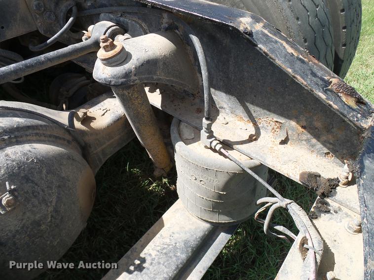 image for item DD5928 2002 Peterbilt 379 semi truck