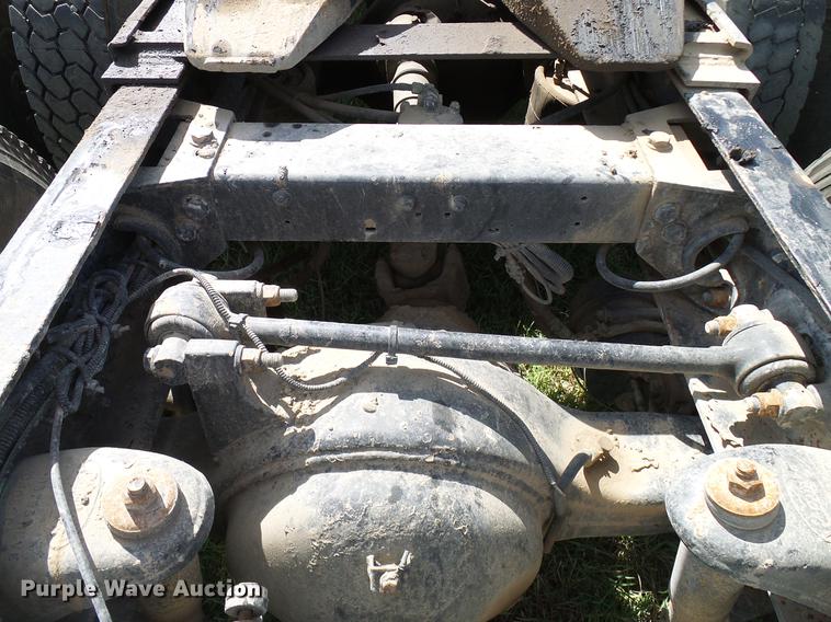 image for item DD5928 2002 Peterbilt 379 semi truck