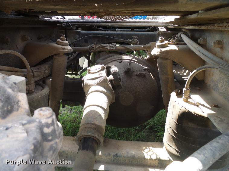 image for item DD5928 2002 Peterbilt 379 semi truck