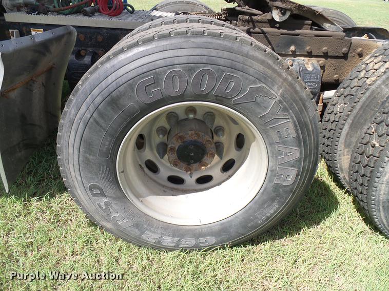 image for item DD5928 2002 Peterbilt 379 semi truck