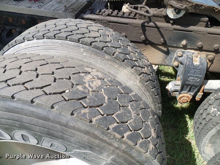 image for item DD5928 2002 Peterbilt 379 semi truck