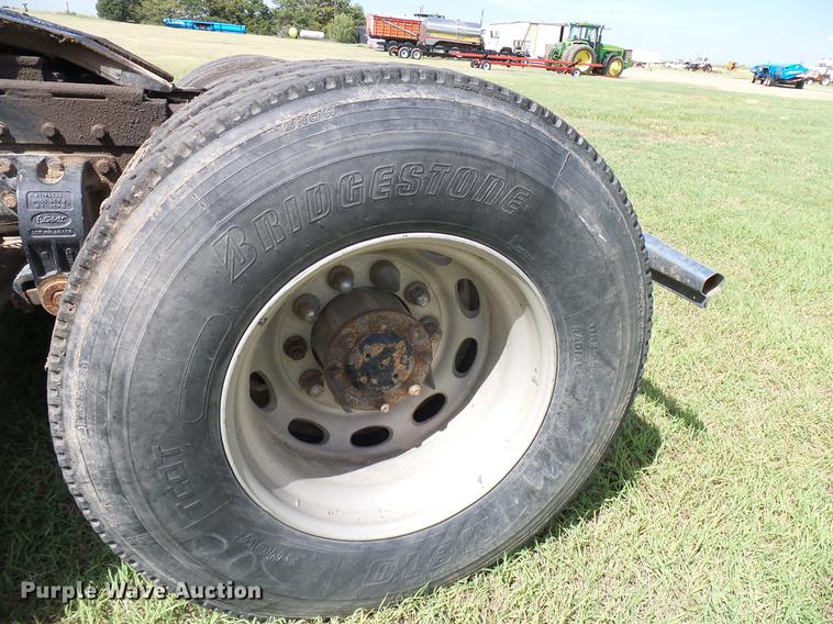 image for item DD5928 2002 Peterbilt 379 semi truck