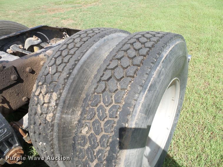 image for item DD5928 2002 Peterbilt 379 semi truck