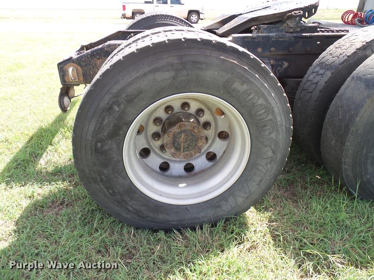 image for item DD5928 2002 Peterbilt 379 semi truck