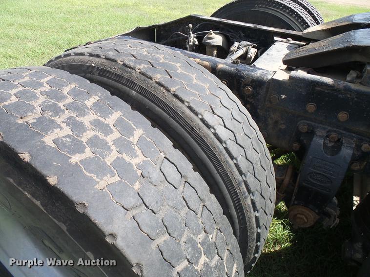 image for item DD5928 2002 Peterbilt 379 semi truck