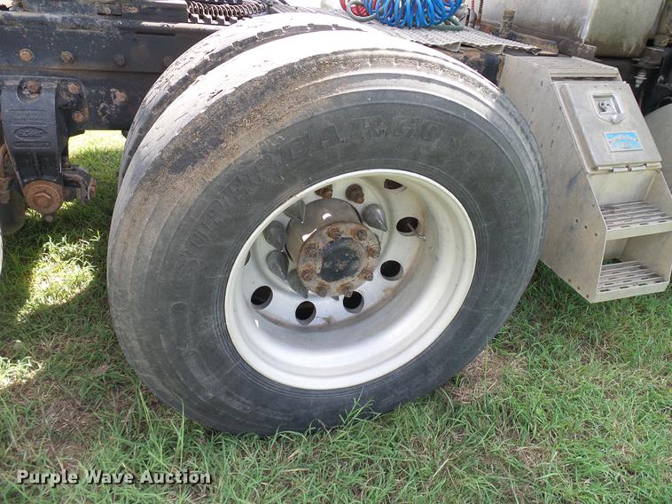 image for item DD5928 2002 Peterbilt 379 semi truck