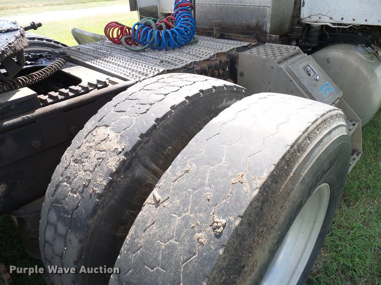 image for item DD5928 2002 Peterbilt 379 semi truck