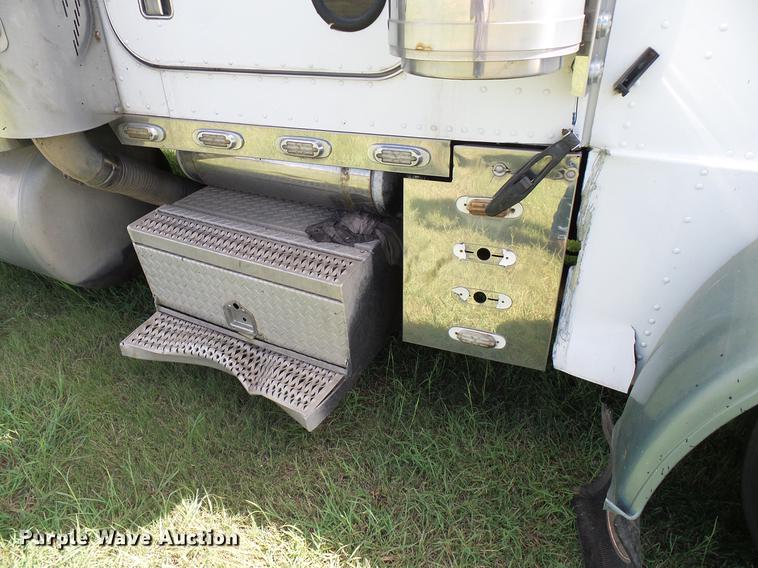 image for item DD5928 2002 Peterbilt 379 semi truck