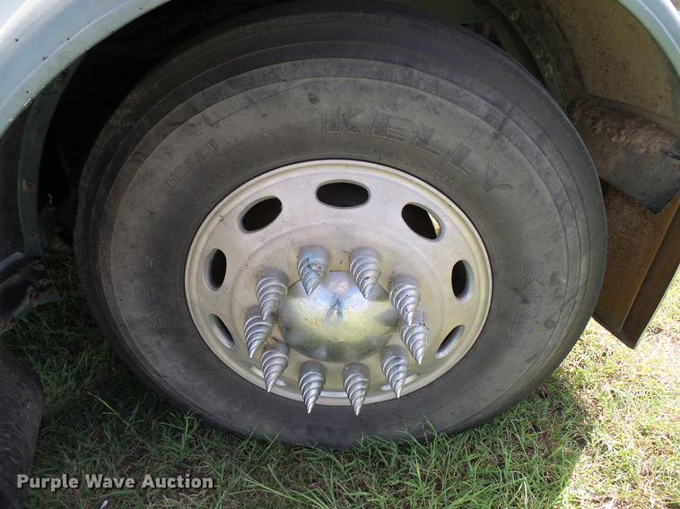 image for item DD5928 2002 Peterbilt 379 semi truck