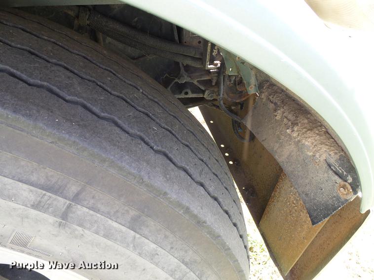 image for item DD5928 2002 Peterbilt 379 semi truck