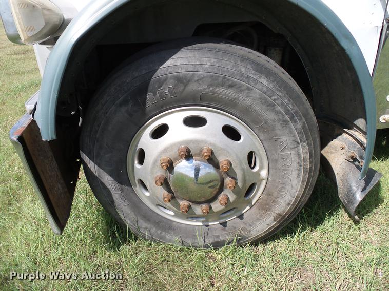 image for item DD5928 2002 Peterbilt 379 semi truck