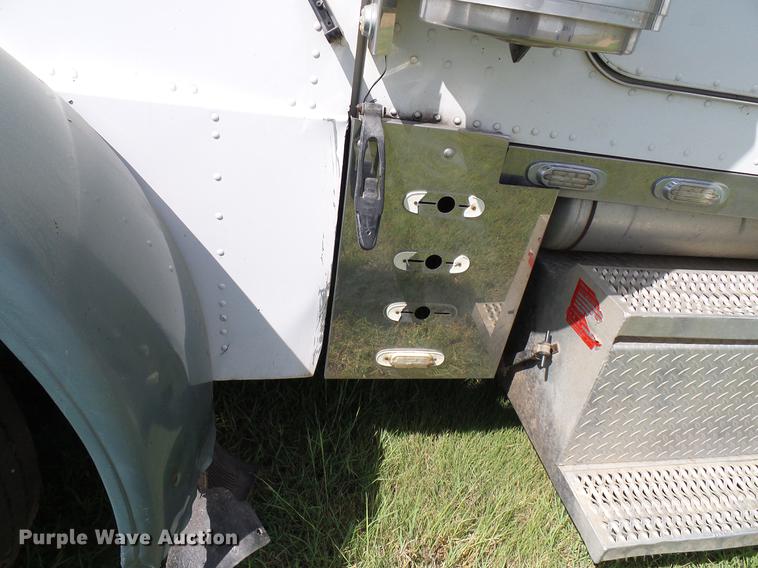 image for item DD5928 2002 Peterbilt 379 semi truck