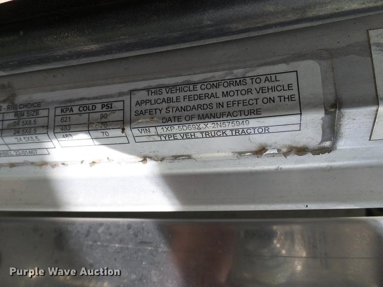 image for item DD5928 2002 Peterbilt 379 semi truck