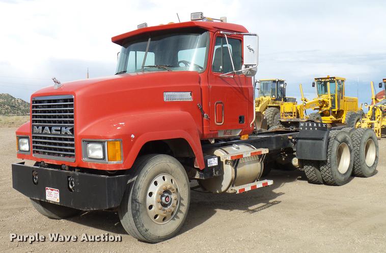 image for item DD5931 1997 Mack CH613 semi truck