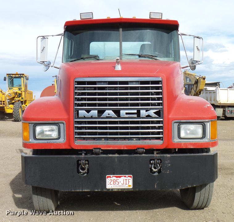 image for item DD5931 1997 Mack CH613 semi truck