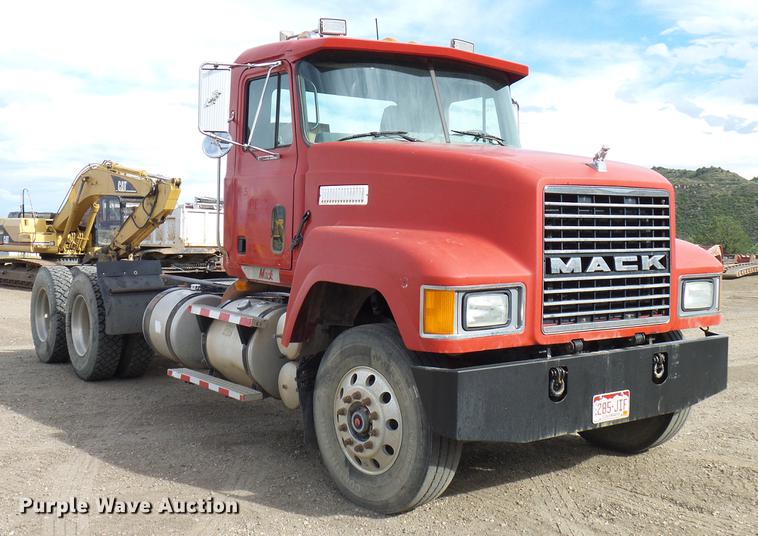 image for item DD5931 1997 Mack CH613 semi truck